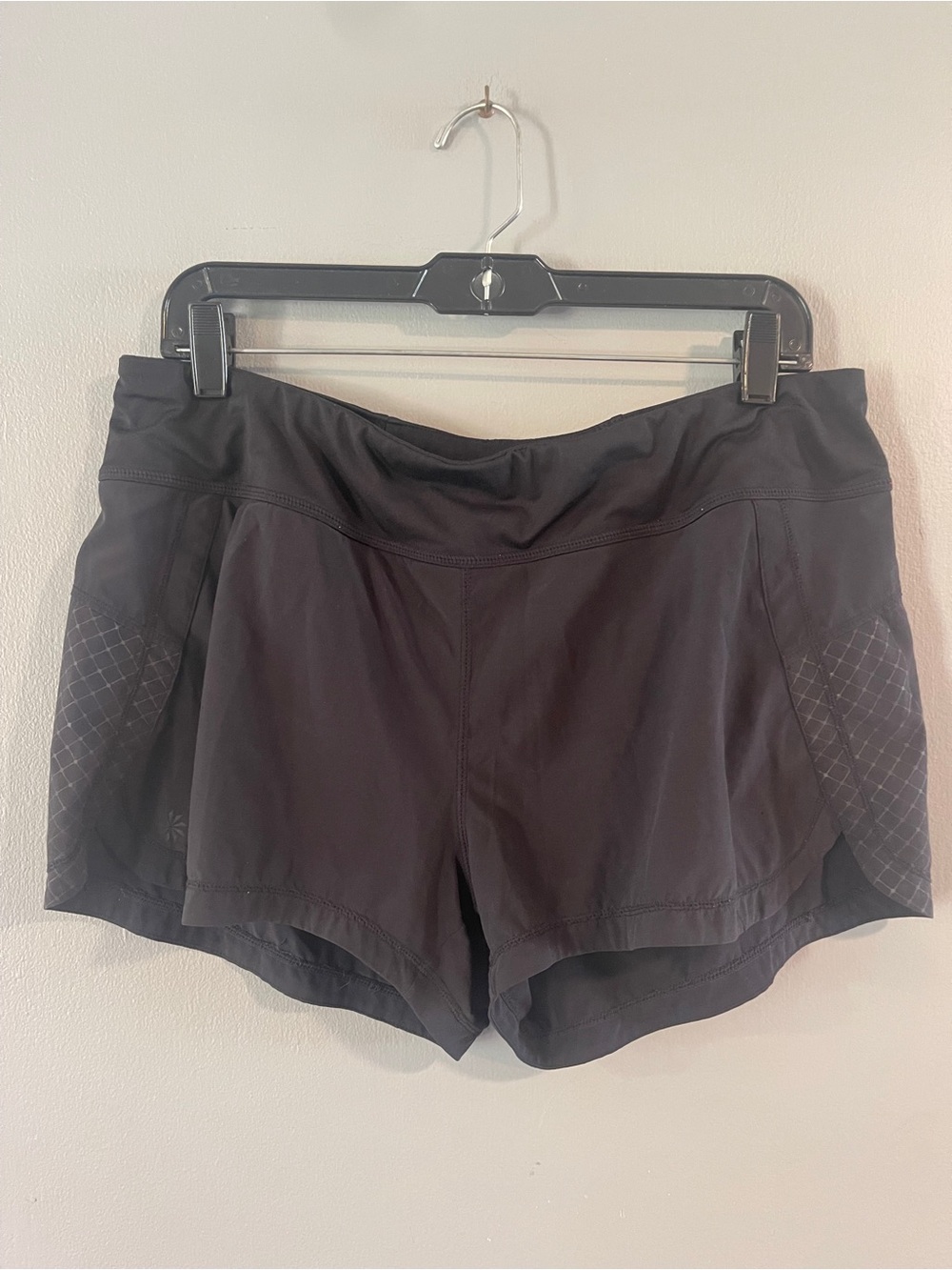 Athleta Mesh Racer Run Shorts Size L
